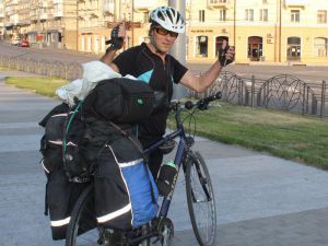 Веломандрівник готується до п’ятої зарубіжної поїздки